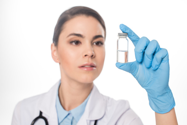 Enfoque selectivo del médico sosteniendo frasco con vacuna aislada en blanco
 - Foto, Imagen