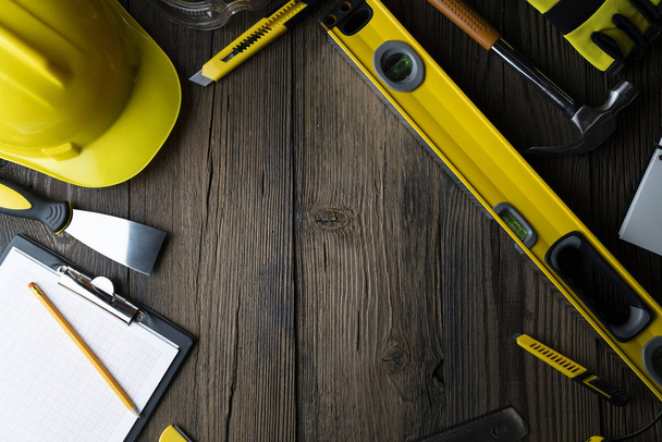 przestrzeń kopiowania z narzędziami budowlanymi na drewnianym tle stołu - Zdjęcie, obraz
