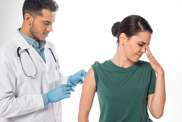 Médecin faisant l'injection de vaccin au patient effrayé isolé sur blanc
 - Photo, image