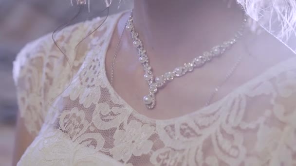 花嫁の手はネックレスをまっすぐにします。花嫁はネックレスを着る. - 映像、動画