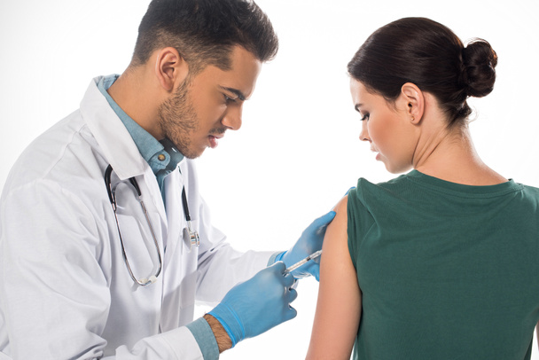 Jóképű orvos vakcina injekciót ad be a fehér bőrű betegnek. - Fotó, kép