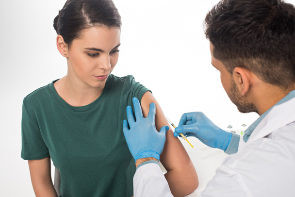 Lääkäri tekee injektio rokotteen potilaalle eristetty valkoinen
 - Valokuva, kuva