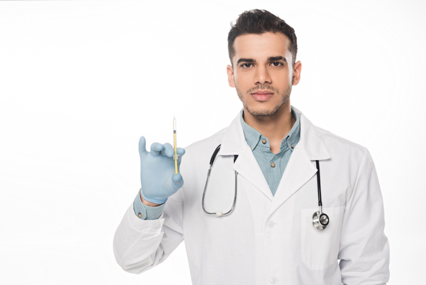 Guapo médico sosteniendo jeringa con vacuna aislada en blanco
 - Foto, Imagen