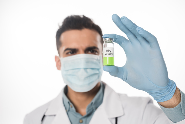Selektiver Fokus des Arztes in medizinischer Maske mit HPV-Impfstoff isoliert auf weiß - Foto, Bild