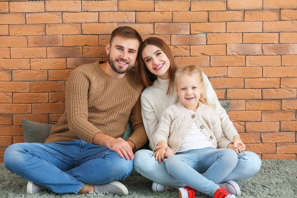 Muotokuva onnellinen perhe lähellä tiili seinään
 - Valokuva, kuva