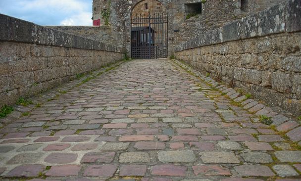 Chemin de pierre et porte dans une forteresse à Dinan, France
 - Photo, image