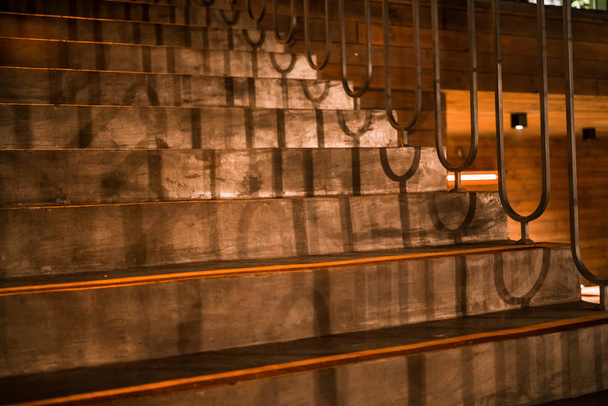 dřevěné schody vedoucí k předním dveřím domu. stín zábradlí se odráží na schodech - Fotografie, Obrázek