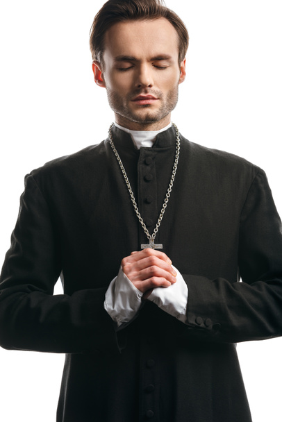 prêtre catholique concentré priant les yeux fermés isolé sur blanc
 - Photo, image