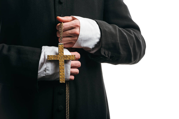 przycięty widok katolickiego księdza trzymającego naszyjnik ze złotym krzyżem odizolowanym na białym - Zdjęcie, obraz