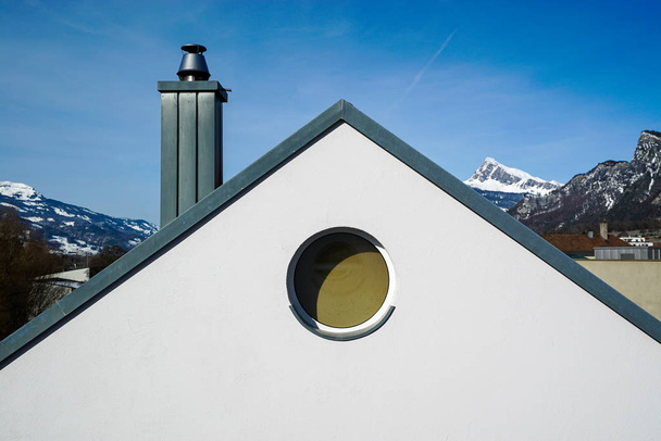 vista de cerca de un frente de la casa blanca con un techo a dos aguas y windo
 - Foto, imagen