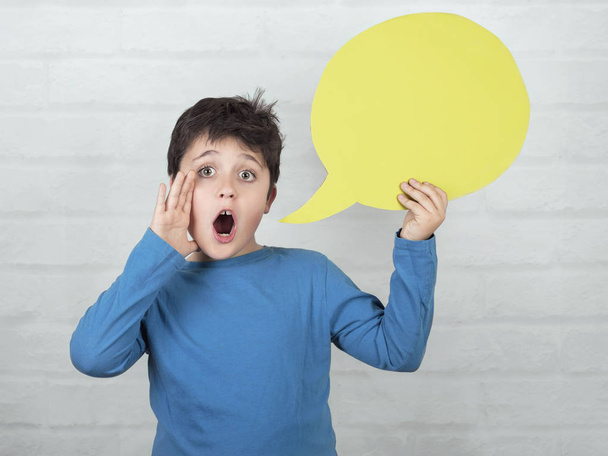 child with speech bubble - Фото, изображение