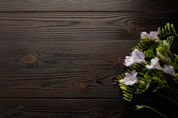 widok z góry fioletowy bukiet kwiatowy na drewnianym stole - Zdjęcie, obraz