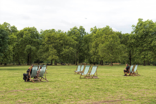 шезлонги в лондонском парке
 - Фото, изображение