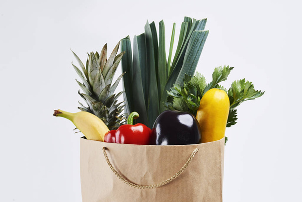 Bolsa de papel de verduras frescas
 - Foto, Imagen