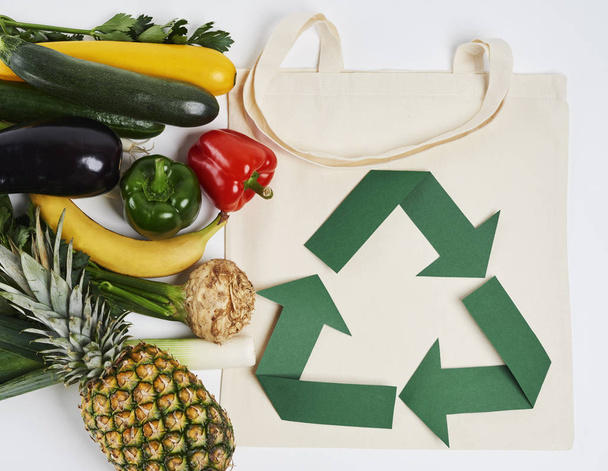 Herbruikbare zak groente en fruit  - Foto, afbeelding