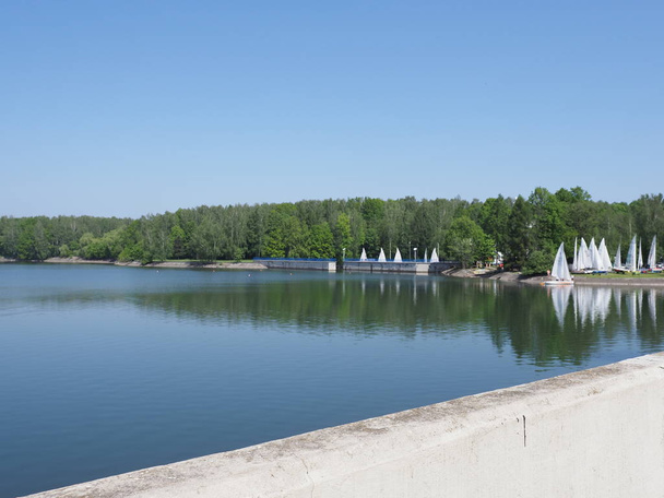 Wall and yachts on landscapes of artificial european reservoir in Goczalkowice city in Poland with clear blue sky in 2019 warm sunny spring day on May. - Foto, immagini