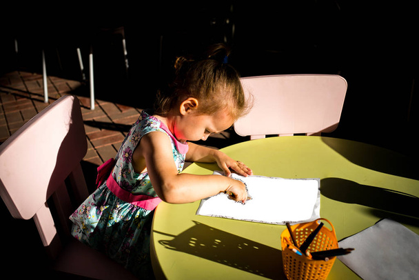 Utalentowane dzieci rysuje i maluje obrazy - Zdjęcie, obraz