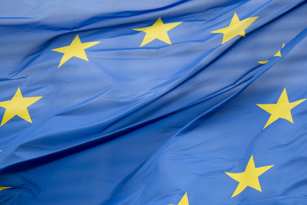 Βρυξέλλες, Βέλγιο. 30 Ιανουαρίου 2020. Ευρωπαϊκές σημαίες κυματίζουν έξω από τα κεντρικά γραφεία της ΕΕ. - Φωτογραφία, εικόνα