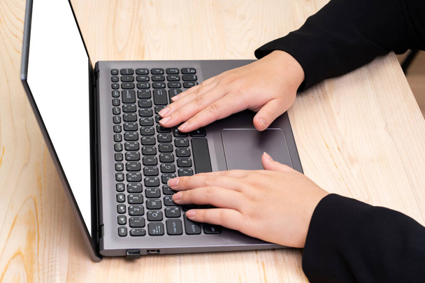 Чистый белый экран ноутбука с женскими руками
 - Фото, изображение