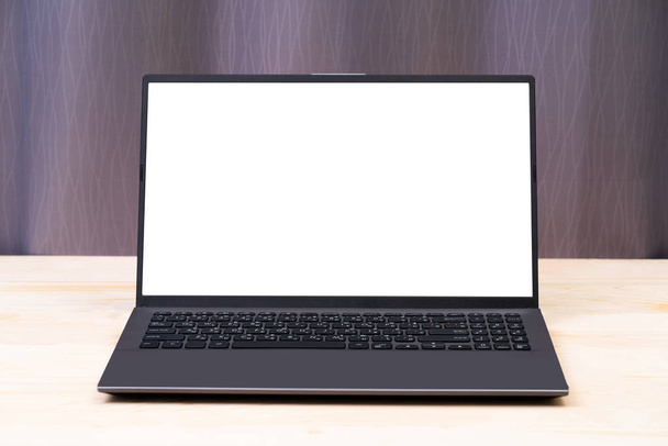 Чистый белый экран ноутбука на деревянном столе
 - Фото, изображение