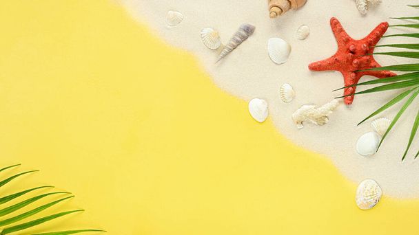Hojas de palma tropical, conchas marinas sobre arena y fondo amarillo. Concepto de vacaciones de viaje. Fondo de verano
 - Foto, Imagen