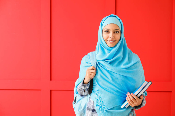 Женщина-мусульманка на цветном фоне
 - Фото, изображение