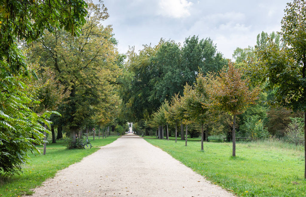 Περπατώντας στον κήπο παλάτι του Charlottenburg - Φωτογραφία, εικόνα