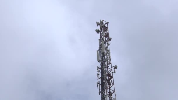 Basisstationen von Mobilfunkbetreibern in der Stadt und auf den Dächern - Filmmaterial, Video