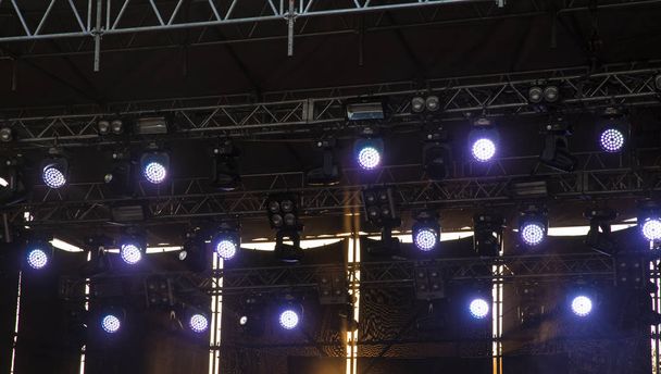 muziek podium projector verlichting achtergrond bouw frame vorm  - Foto, afbeelding