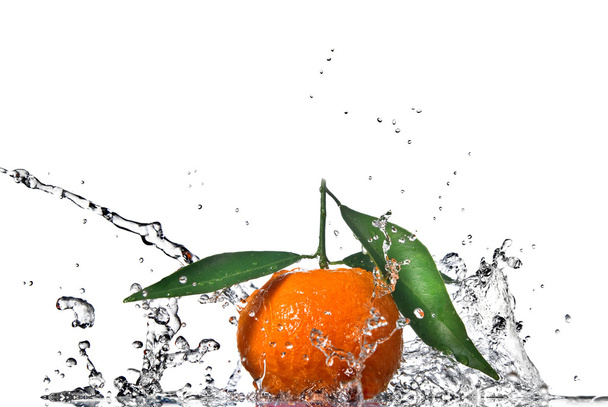 Tangerine with green leaves and water splash - Foto, afbeelding