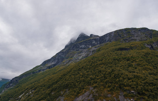 kilátás nyílik a fjord és hegyek Geiranger, Norvégia. 2019. július - Fotó, kép