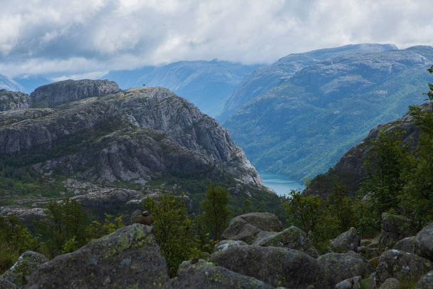 Acantilado masivo Preikestolen Noruega, Lysefjorden vista de la mañana de verano. Hermosas vacaciones naturales senderismo caminar viajar a los destinos de la naturaleza concepto. Julio 2019
 - Foto, Imagen