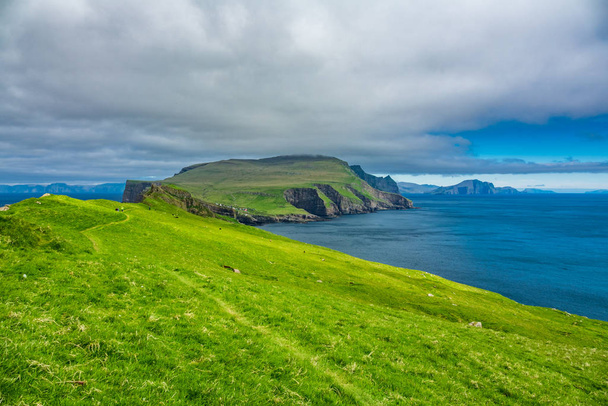 Ilha de Mykines e oceano nas Ilhas Faroé
 - Foto, Imagem