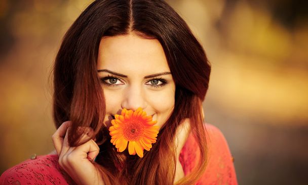 Girl with a flower in his mouth - Foto, imagen