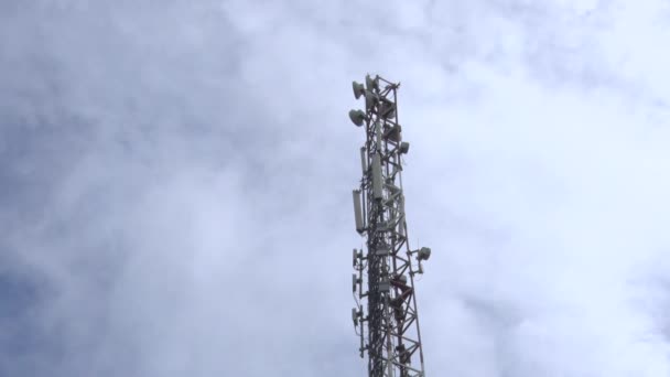 základnové stanice mobilních operátorů umístěných ve městě a na střechách - Záběry, video