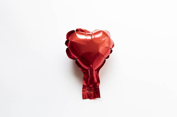 Red foil ballon heart on a white background - valentines day card - Φωτογραφία, εικόνα