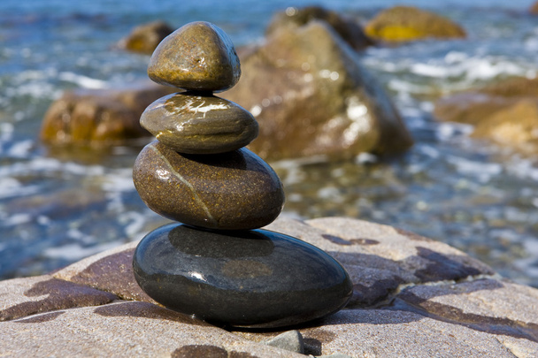 Сбалансированные влажные камни
 - Фото, изображение