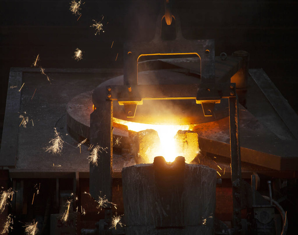 Industria del acero fundido líquido. Fundición de metal caliente
. - Foto, imagen