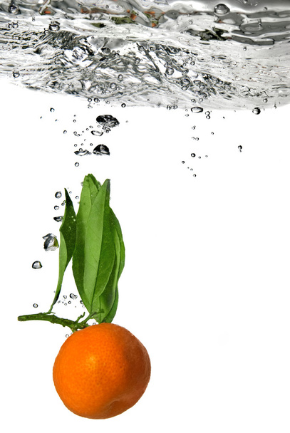Tangerine dropped into water with bubbles - Foto, Bild