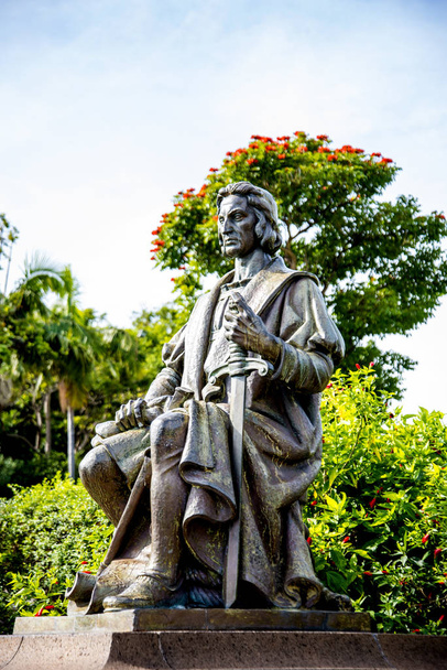 1475, 1480 ve 1492 yıllarında Funchal 'da yaşayan Amerika' nın kaşifi Christopher Columbus 'a övgü. Henrique Moreira tarafından 1940 yılında yaratıldı. Burası Funchal 'daki Santa Caterina Parkı. - Fotoğraf, Görsel