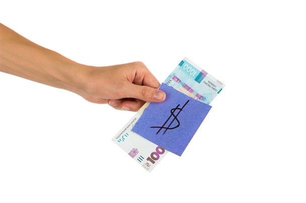 Tysiąc hrywien i naklejki z różnymi znakami i symbolami finansowymi w dłoni - Zdjęcie, obraz