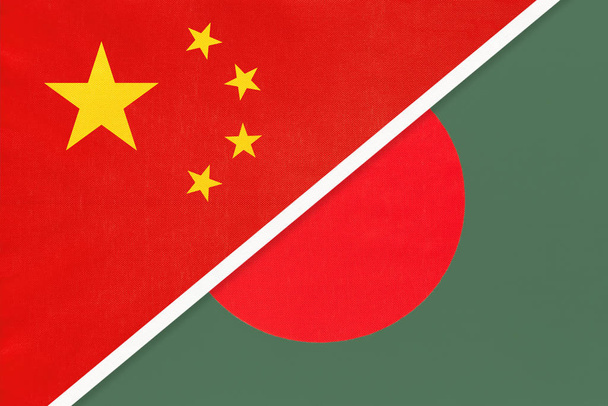 Repubblica popolare cinese o RPC contro bandiera nazionale del Bangladesh da tessile. Rapporto tra due paesi asiatici
. - Foto, immagini