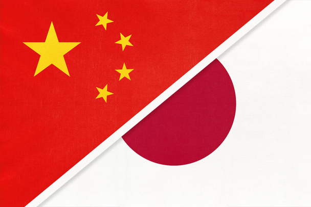 République populaire de Chine ou RPC vs Japon drapeau national du textile. Relations entre deux pays asiatiques
. - Photo, image