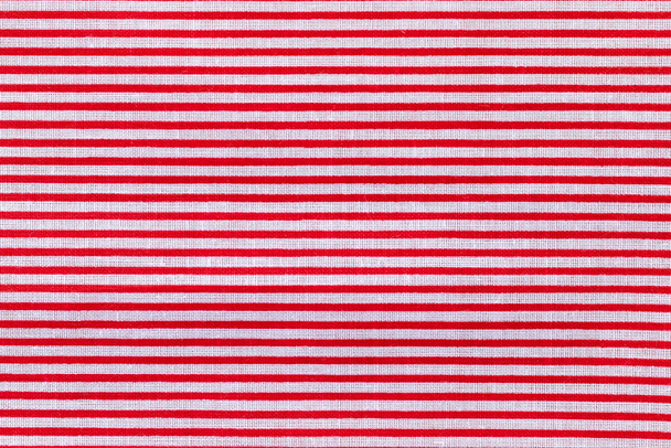 Rode en witte horizontale gestreepte stof textuur. Heldere gekleurde katoenen achtergrond - Foto, afbeelding