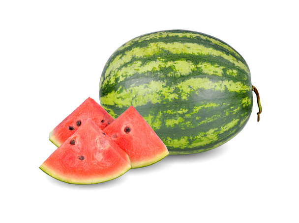 Whold und in Scheiben geschnittene reife Wassermelone mit Samen auf weißem Hintergrund - Foto, Bild