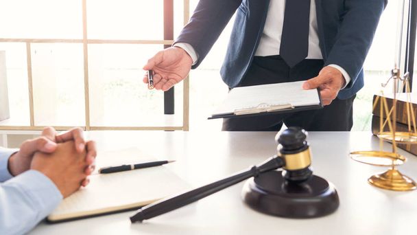 Férfi ügyvéd vagy bíró konzultáljon az ügyfél ellenőrizze szerződés papírok ajánlani jogi javaslatok, Jogi szolgáltatások koncepció. - Fotó, kép