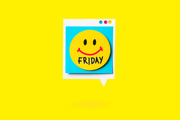 Happy friday quote with smiling face on speech bubble and yellow - Foto, immagini