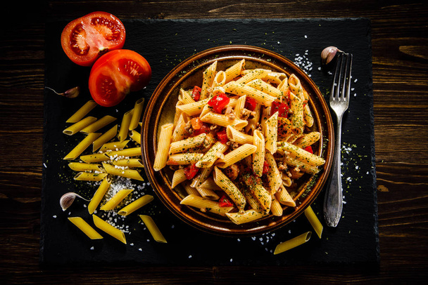 Italian feather macaroni with tomatoes and herbs - Fotografie, Obrázek