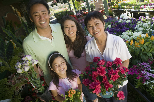 Family Shopping for Plants - Foto, Bild