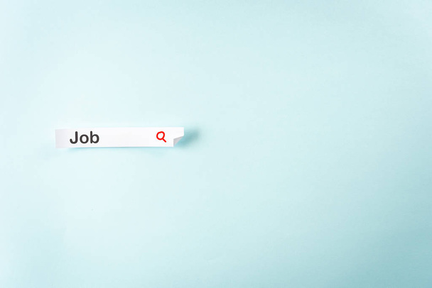 Concepto de búsqueda de empleo sobre fondo azul. Etiqueta de papel como una web
 - Foto, imagen